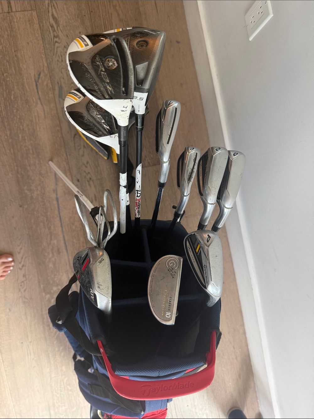 TaylorMade Navy and Red Golf Stand Bag with Mixed Clubs